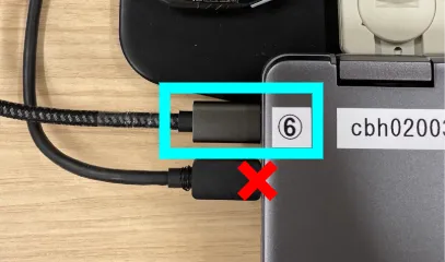 ドックから延びている方のケーブルを外してください.